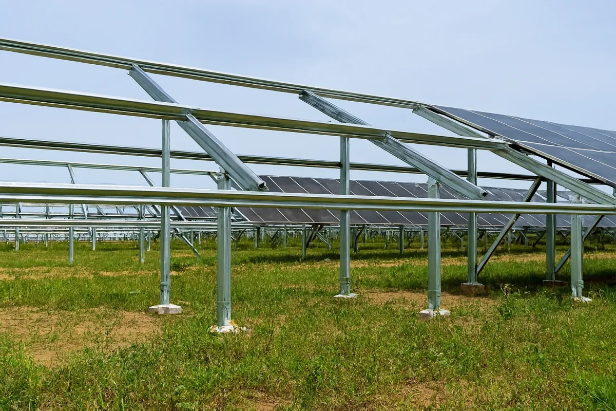 استراکچر خورشیدی آپاسازه نصب شده روی پشت‌بام صنعتی