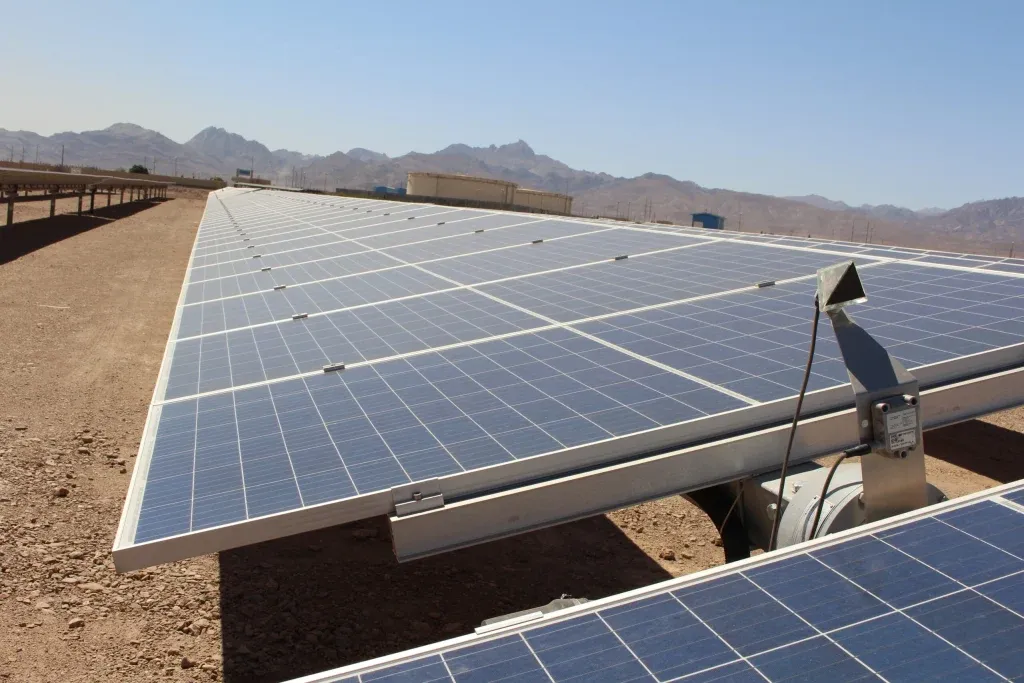 ردیف‌بندی پنل‌های خورشیدی روی استراکچر